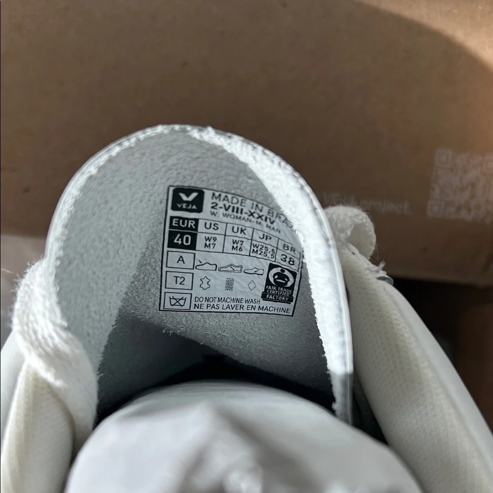 Veja Low-Top Sneaker in Off-White with Beige V - Picture 4 of 5